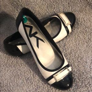 Black/white flat shoes